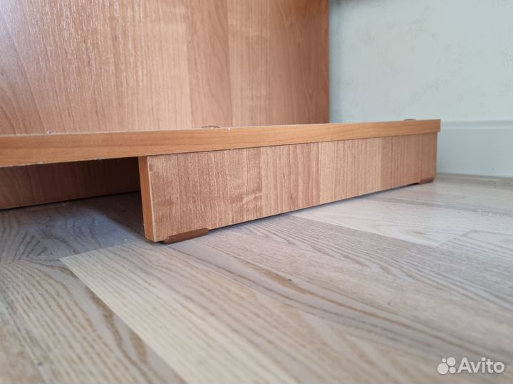 Угловой компьютерный стол