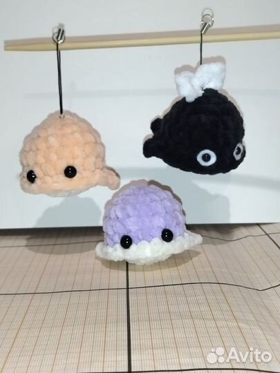 Вязаный брелок-осьминожек ручной работы