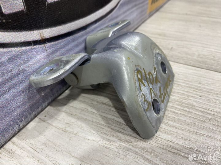 Петля двери KIA RIO 2 Лев