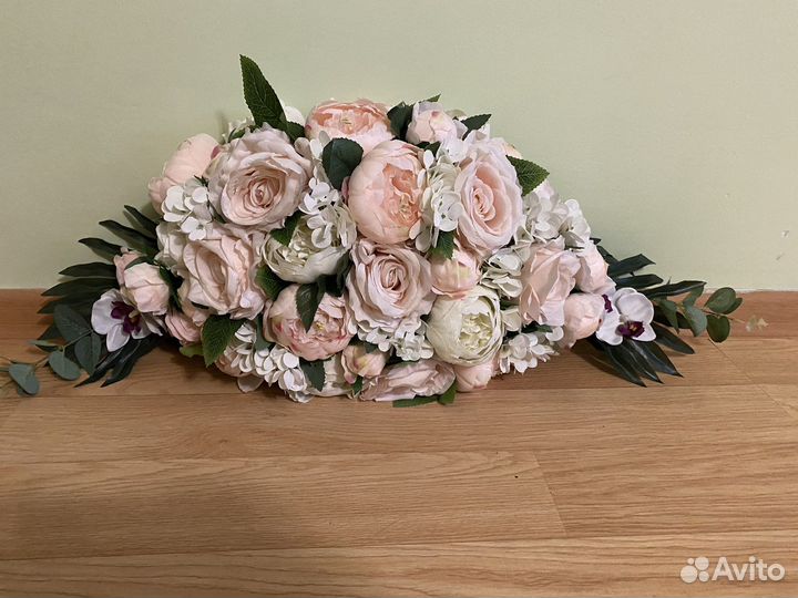 Композиция из искусственных