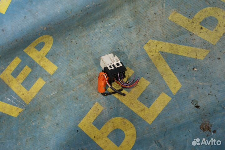 Белое реле BMW E39 1