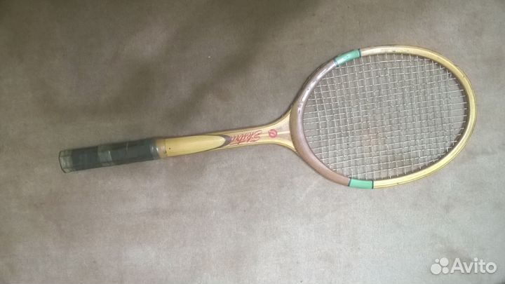 Теннисная ракетка деревянная
