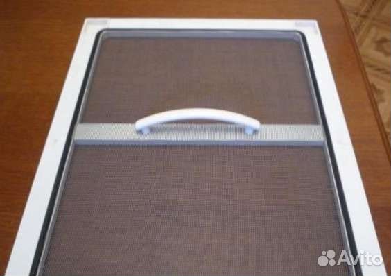 Москитная сетка ремонт своими руками видео. Перетянуть москитную сетку. Полотно москитной сетки. Уголки для сетки на пластиковые окна. Отломилась ручка на москитной сетке.