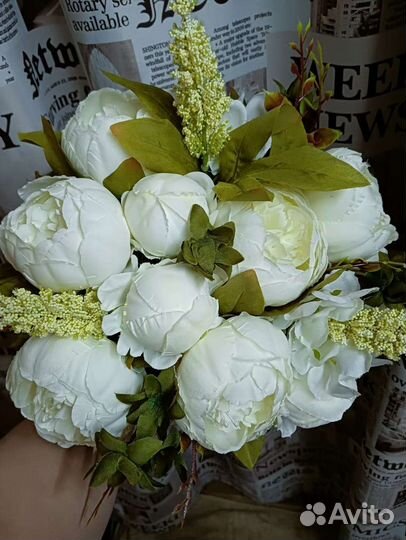 Композиция из искусственных цветов