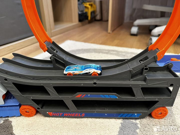 Hot wheels трюковой тягач