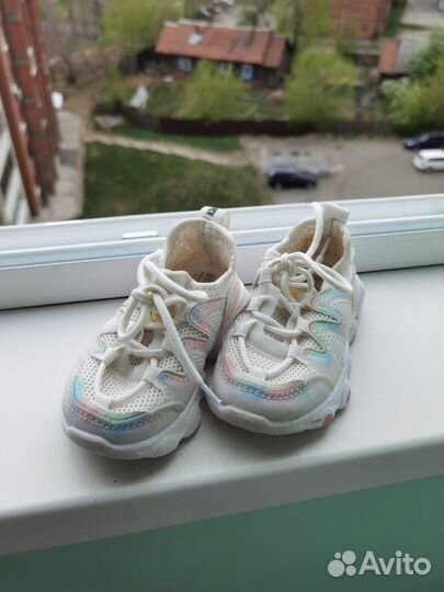 Кроссовки летние