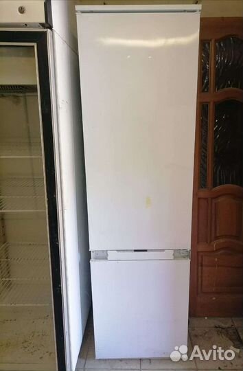 Холодильник Hotpoint Ariston (встроенный)