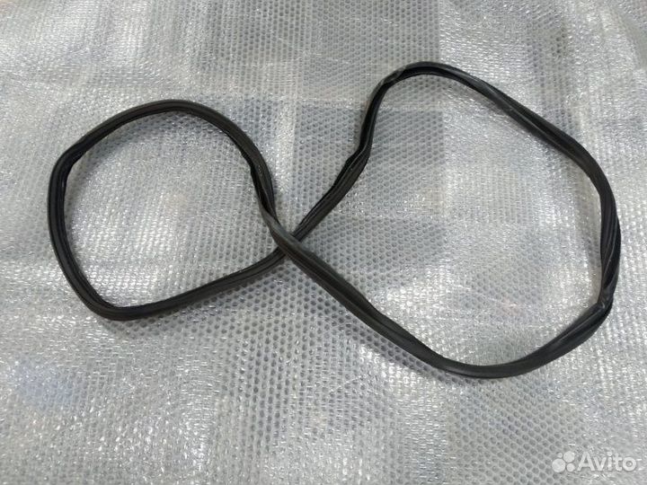 Уплотнитель стекла двери задний Mercedes-Benz