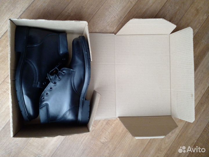 Продаю новые рабочие ботинки размер 43