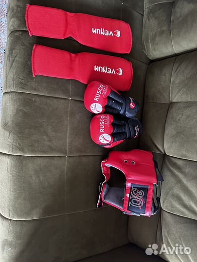 Шлем, перчатки для рукопашного боя