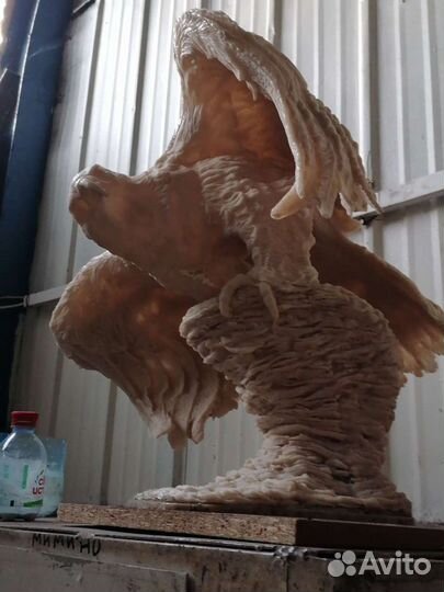 Скульптура орла