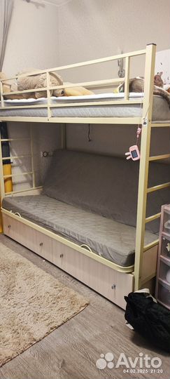 Двухъярусная кровать