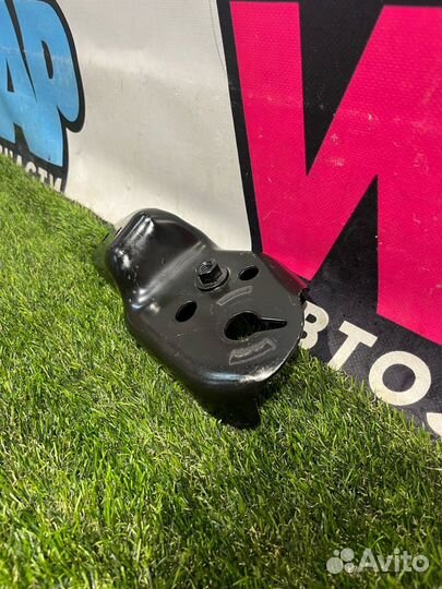 Кронштейн (крепление) правый Ford Mustang