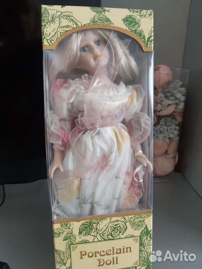 Кукла фарфоровая