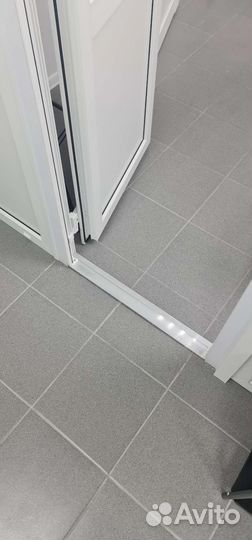 Пластиковая перегородка с дверью