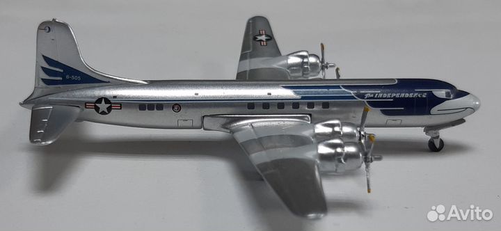 Модель самолета Douglas VC-118 46-0505 1:500