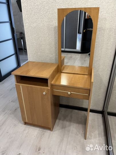Туалетный столик с зеркалом