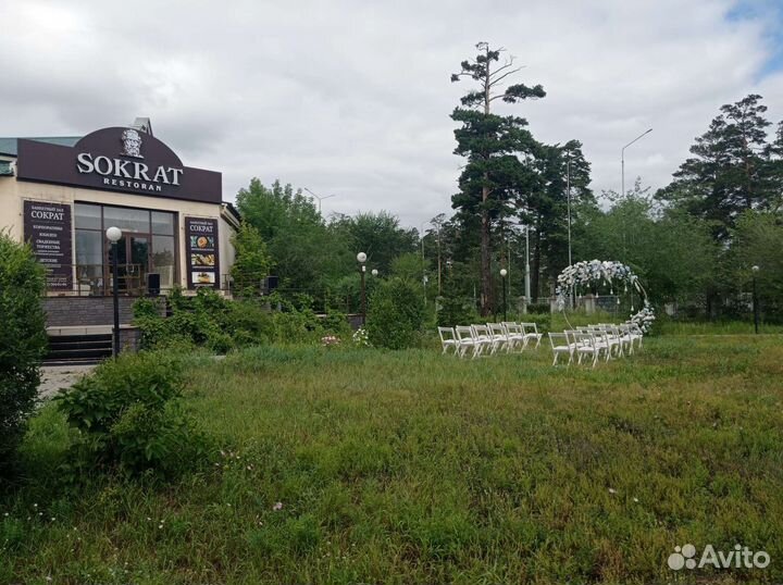 Аренда стульев, доска для фотозоны на свадьбу