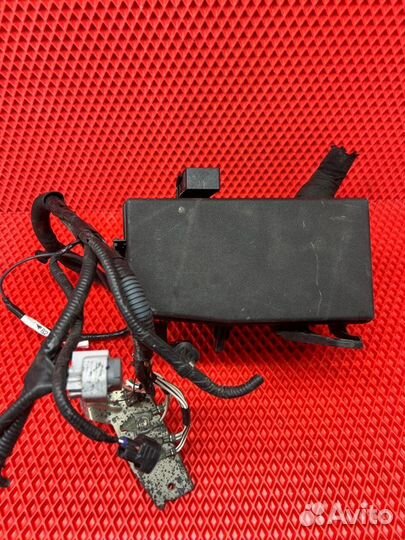 Блок предохранителей под капот Toyota Noah ZWR80G