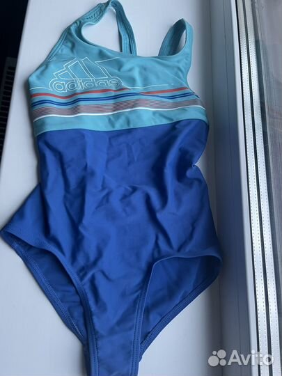 Купальники Adidas и шапочки для плавания