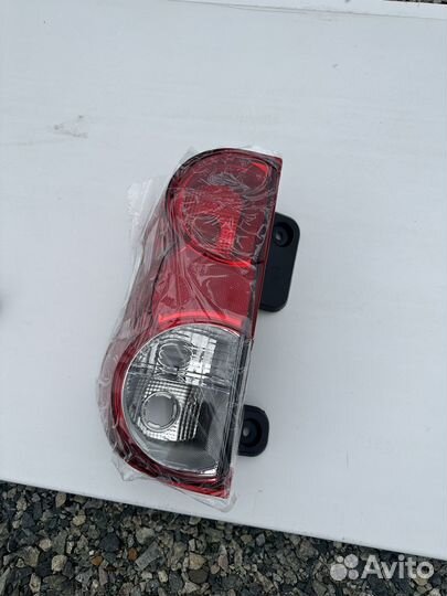 Задний левый фонарь