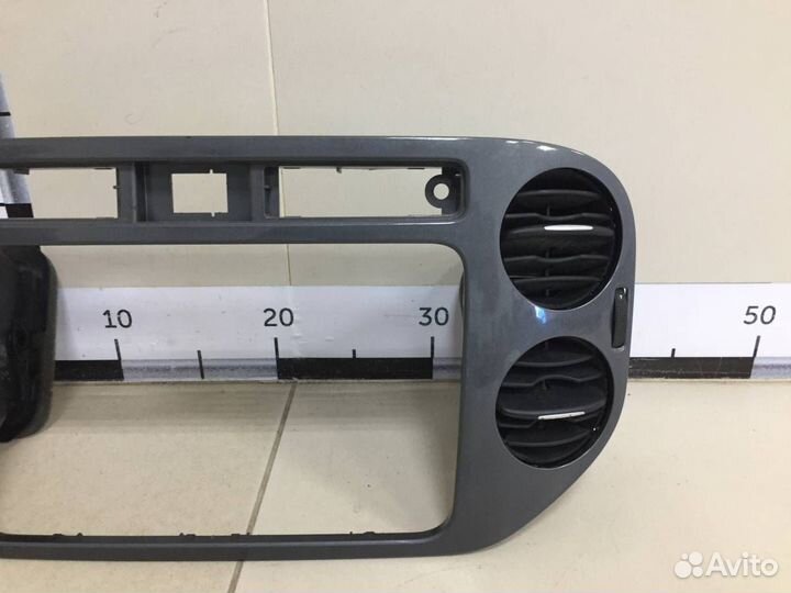 Рамка магнитолы Volkswagen Tiguan 5N2 2011-2016