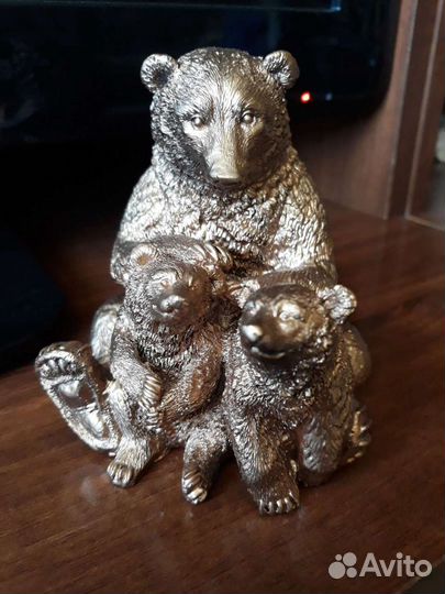 Медведица с медвежатами