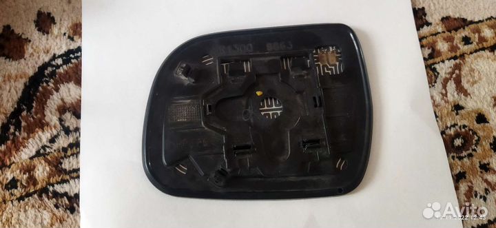 Стекло зеркала правого с обогревом Toyota Hilux