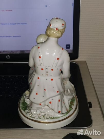 Статуэтка Мама с ребёнком кормят кур Чудово