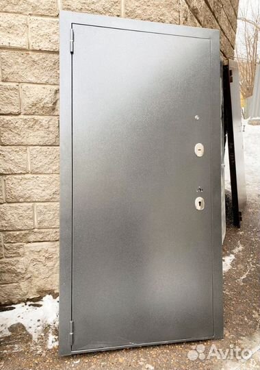 Дверь входная с зеркалом и установкой