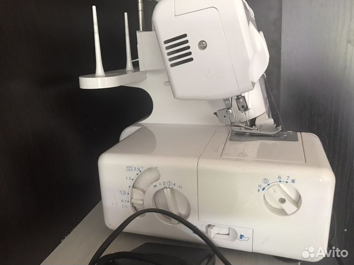 Швейная машинка оверлок бытовой 4хниточный