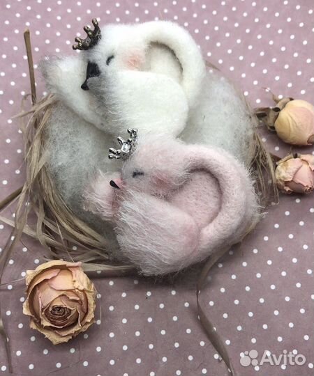 Брошь из шерсти Принцесса лебедь