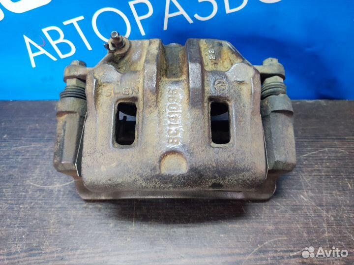 Суппорт передний правый SsangYong Rexton 1