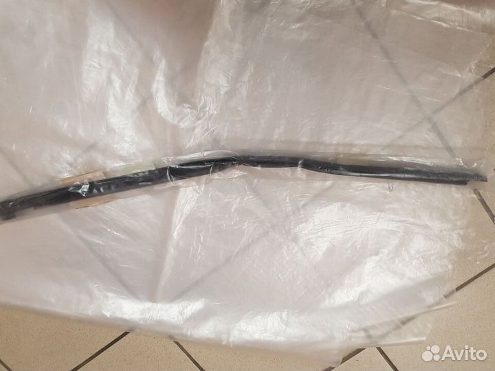 Уплотнитель стекла передней левой двери VW polo