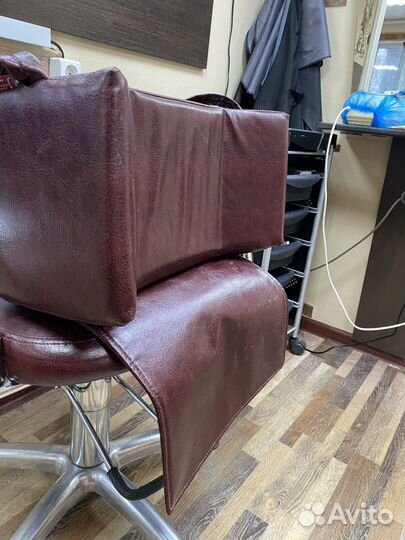 Кожанное кресло для стрижки