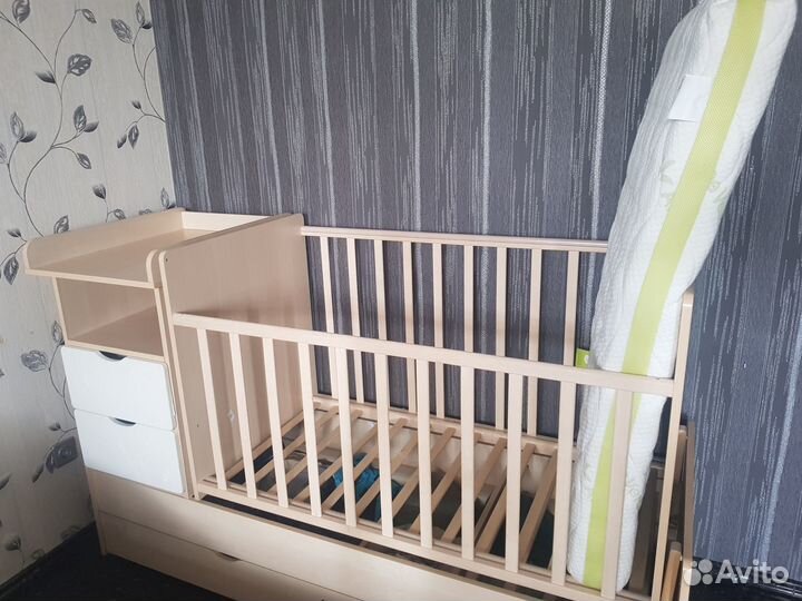Детская кроватка и пеленальный комод