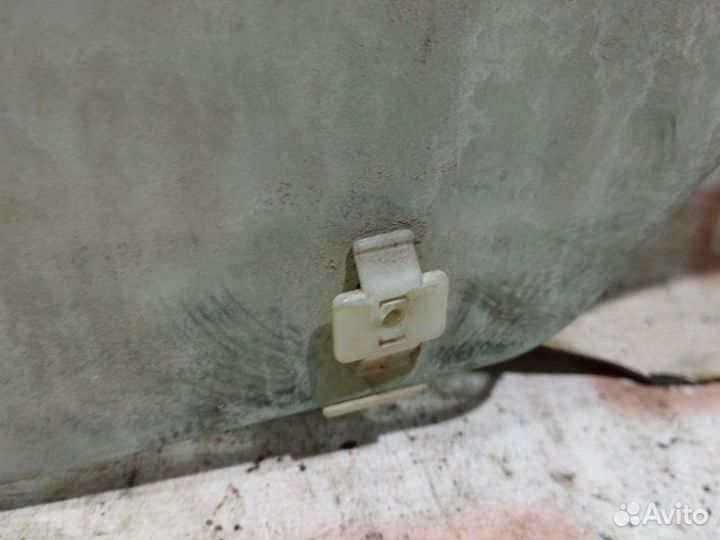 Стекло двери переднее правое Kia Rio JB G4EE 2010