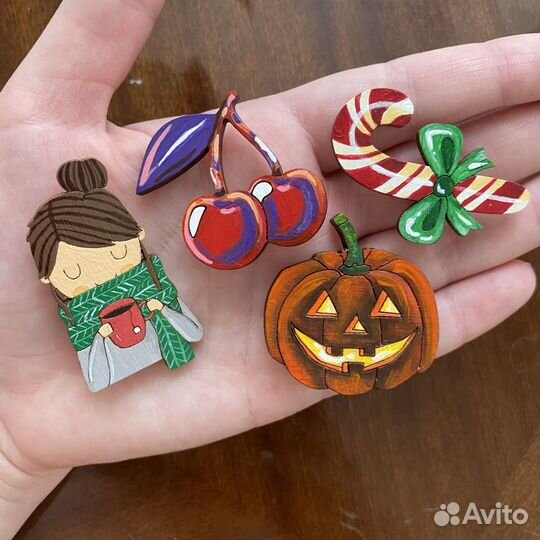 Деревянная брошь значок авторская ручной работы