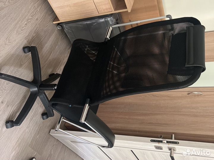Стул офисный на колесах