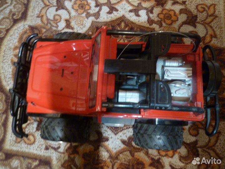 Машинка джип на управлении