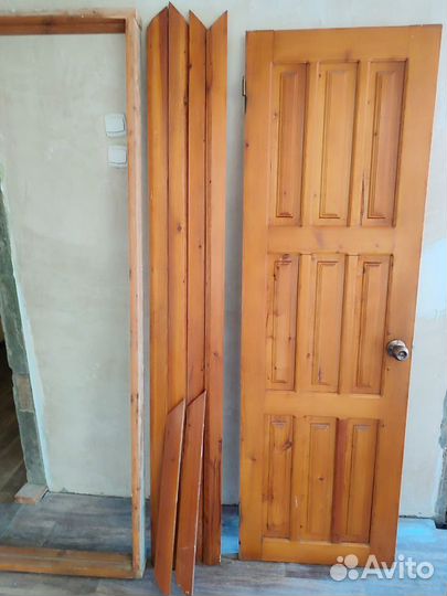 Дверь их массива дерева бу