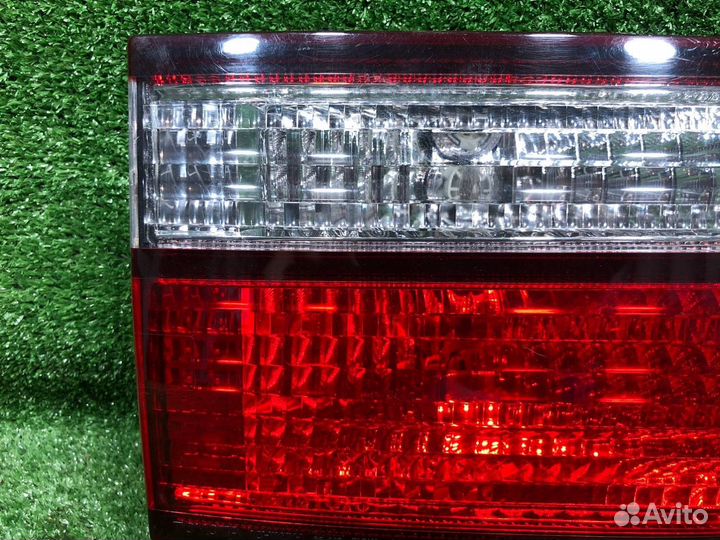 Фонарь внутренний задний левый Toyota Estima MCR40