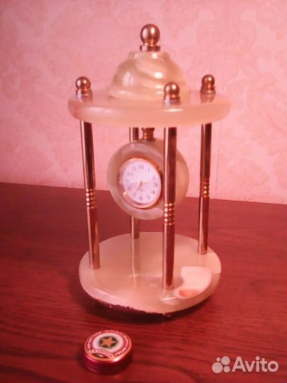 Часы из оникса