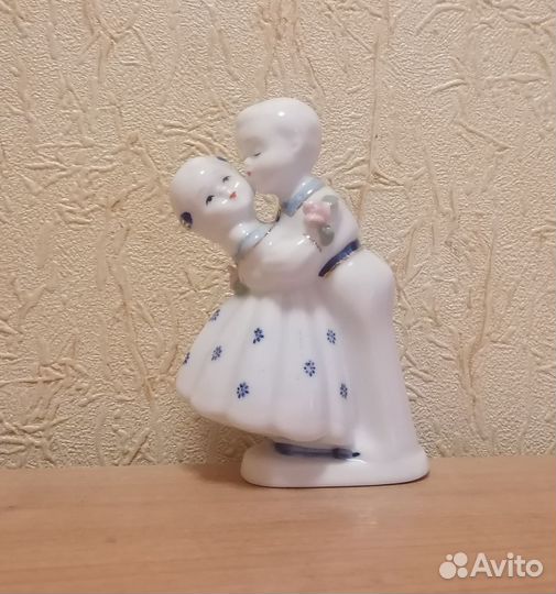Антикварная статуэтка мальчик с девочкой