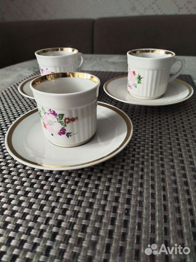 Кофейные чашки с блюдцами
