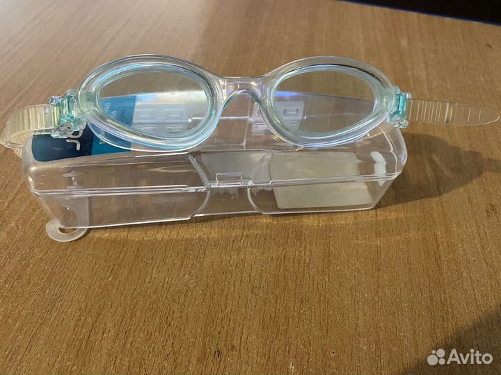 Очки и шапочка для плавания