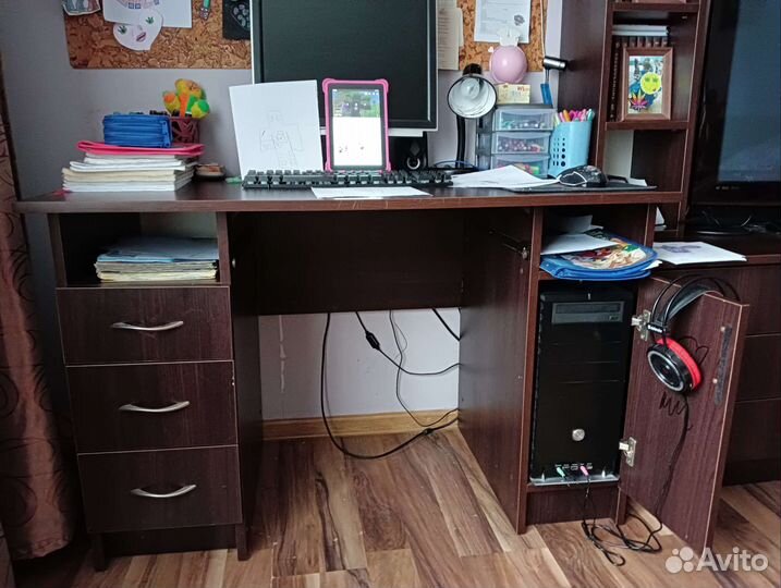 Компьютерный стол с комодом и книжными полками