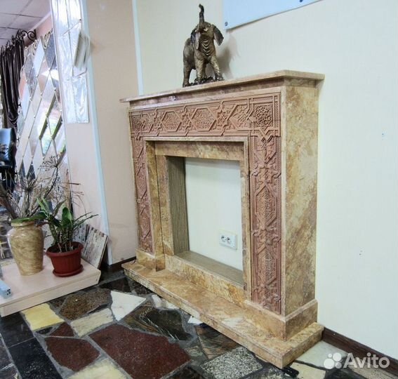 Каминный портал из камня травертин с деревом