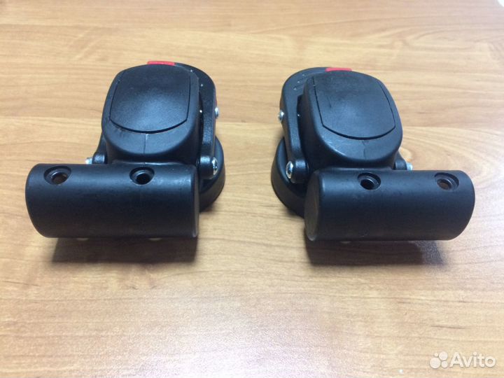 Крепление колеса поворотного коляски