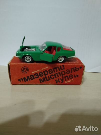 Модель автомобиля 1:43